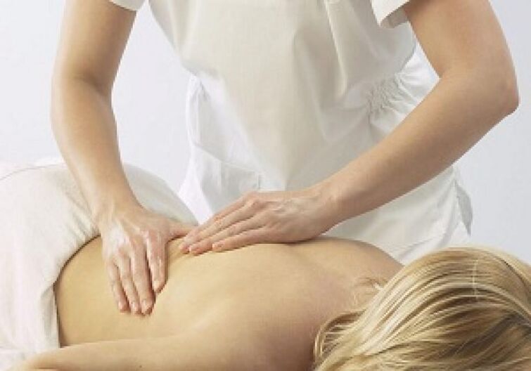 Massage pour soulager les spasmes et détendre les muscles en cas d'ostéochondrose thoracique